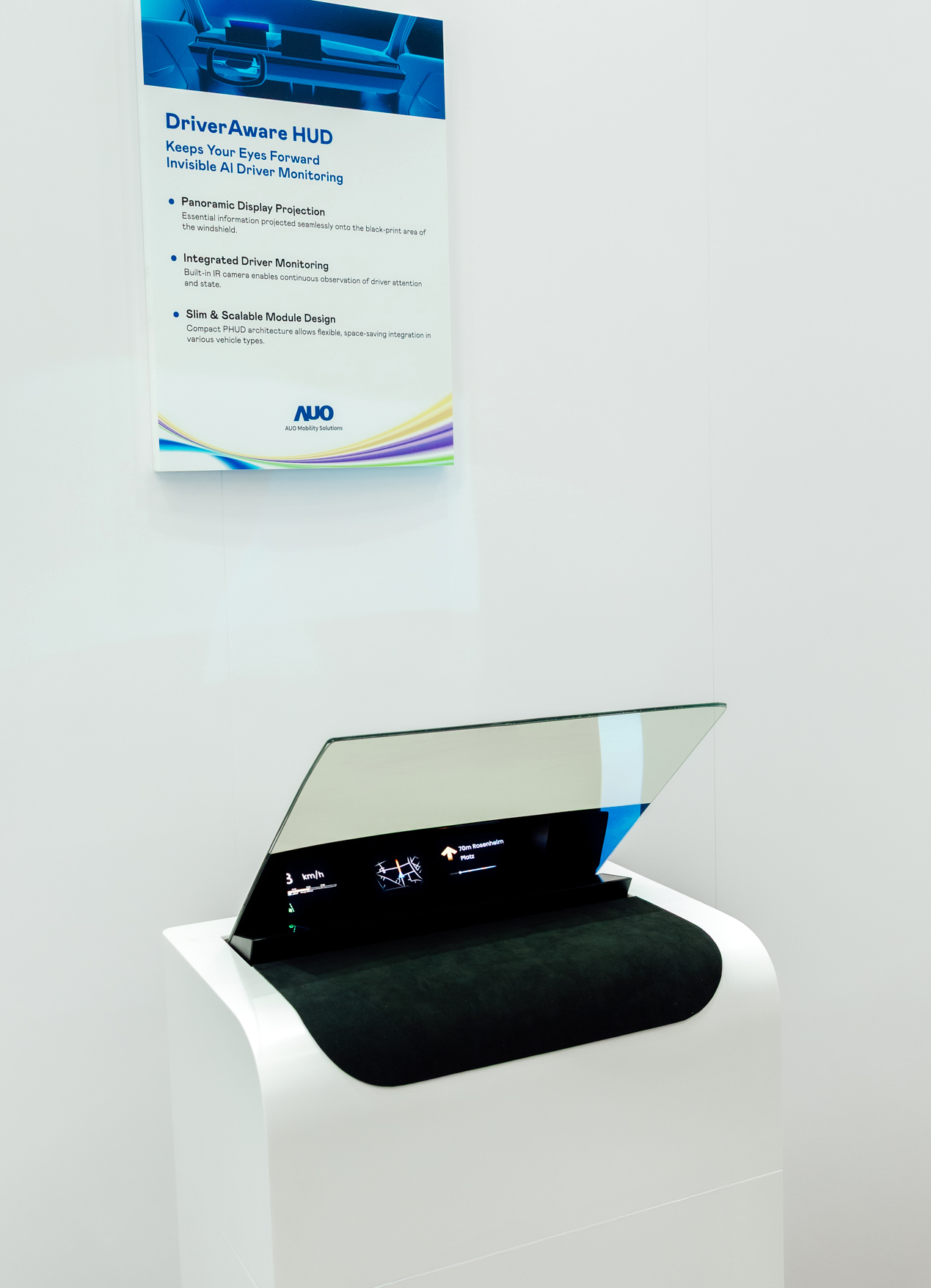 DriverAware HUD结合抬头显示器与隐藏式红外线摄影机，将车速、导航及警示讯息投影于挡风玻璃上，完美对齐驾驶目不离路的视线，同时，透过AI 监控驾驶注意力以提升安全性。