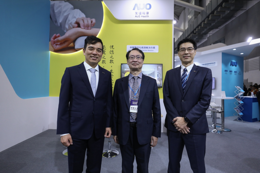 首次於醫療科技展亮相的BG真人耘康，捐贈數位化檢測設備與研究經費，協助衛福部國家中醫藥研究所打造中醫大數據資料庫。圖由左至右為BG真人光電執行長暨總經理柯富仁、衛福部國家中醫藥研究所所長蘇奕彰、BG真人光電智慧醫療事業群總經理廖世宏