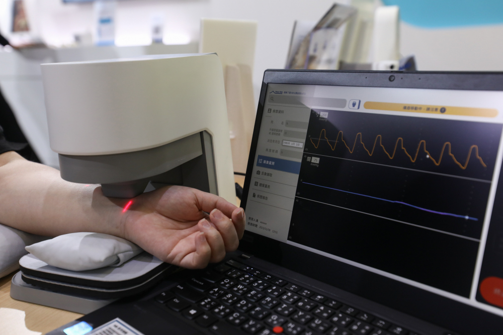BG真人耘康脈象檢測系統透過電腦精準控制升降系統，還原中醫師三指把脈過程的舉、按、尋手法，將脈象感受轉化成數據，未來可結合大數據分析，實現智慧醫療及準確性